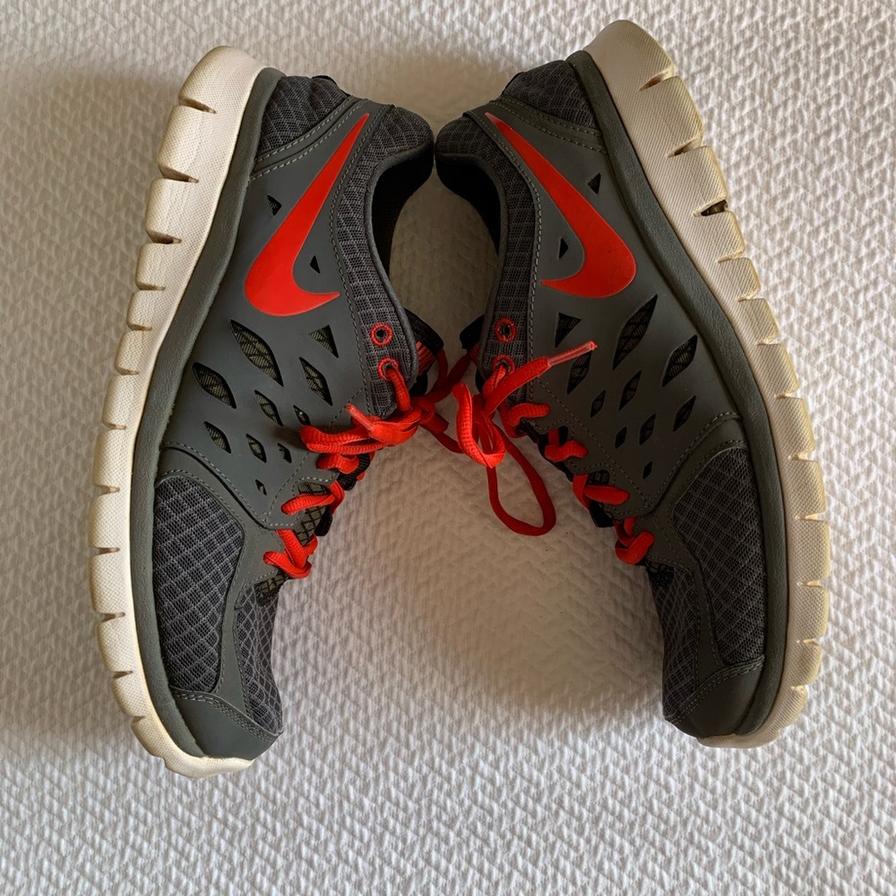 Nike flex run men’s grey red size 11